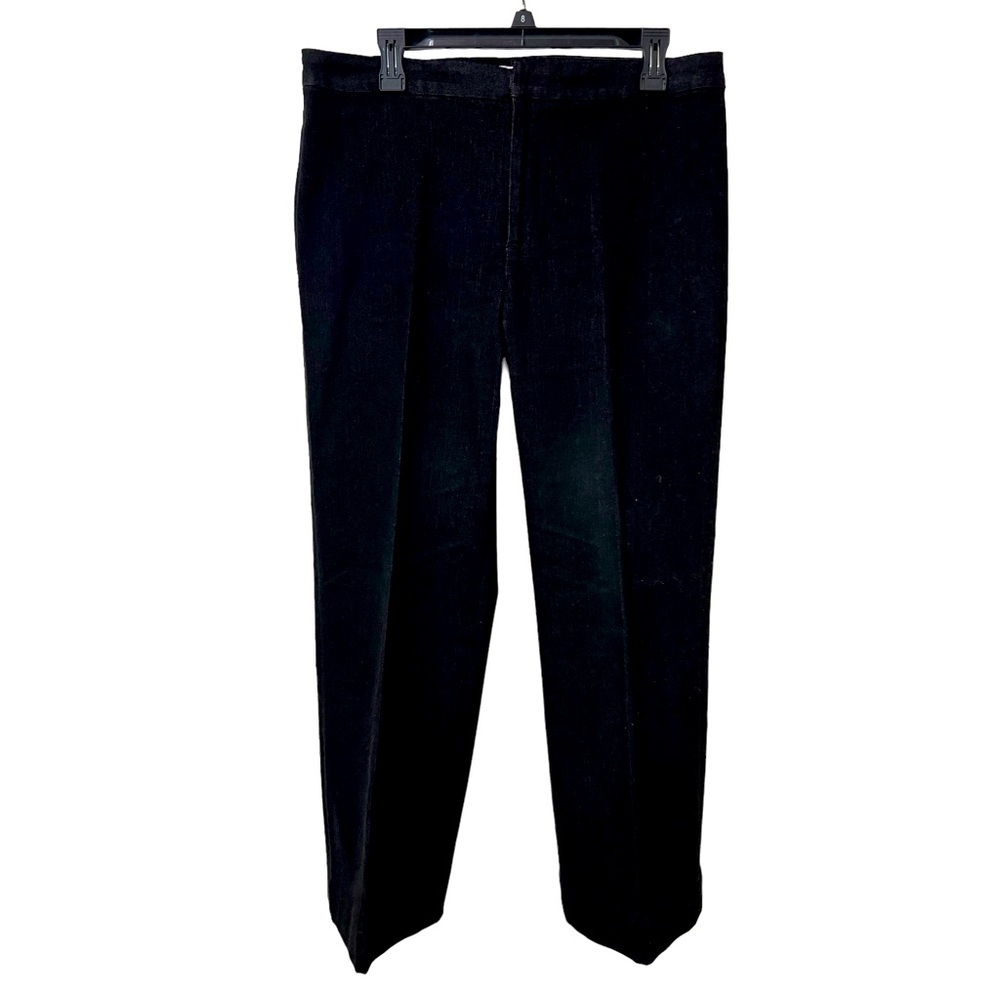 ELLEN TRACY BLACK JEAN PANT HAS TWO FAKE BACK POCKETS. THE FRONT ☑️